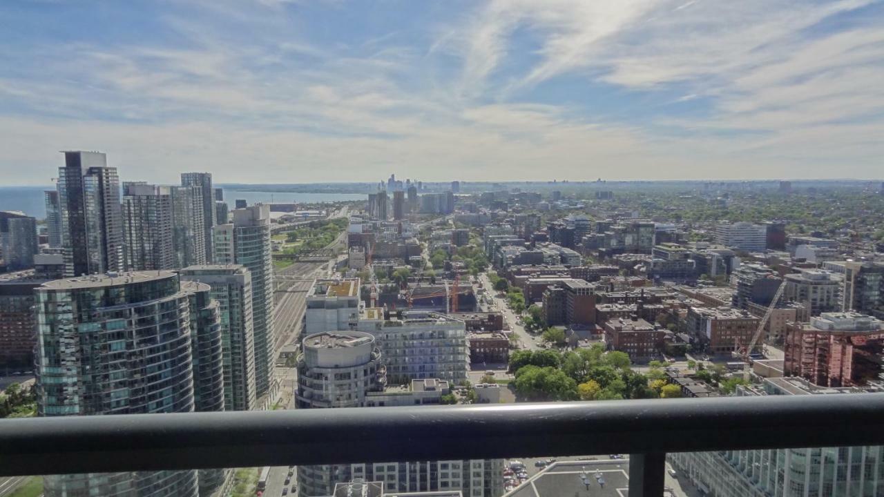 Bright Condo In The Heart Of Toronto Exteriör bild